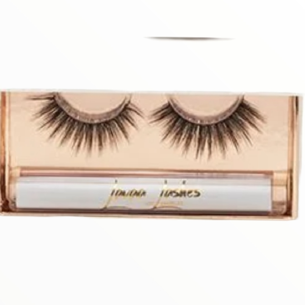 Lavaa lashes new unopened
